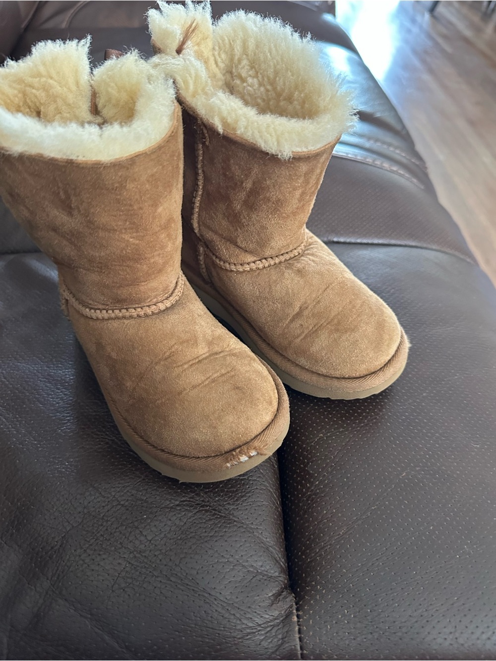 Toddler girl Uggs with brown bow size 10
